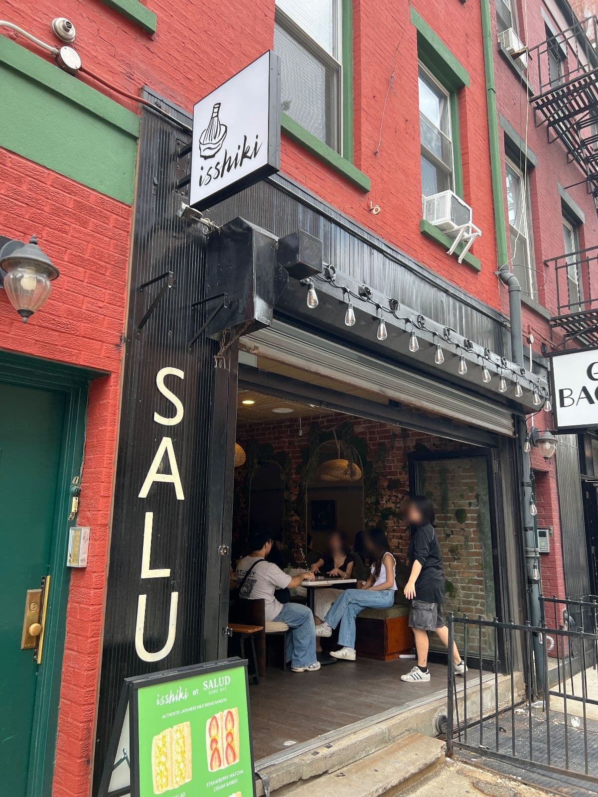 Storefront of Isshiki Salud